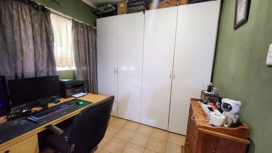 4 Bedroom Property for Sale in Flamwood North West